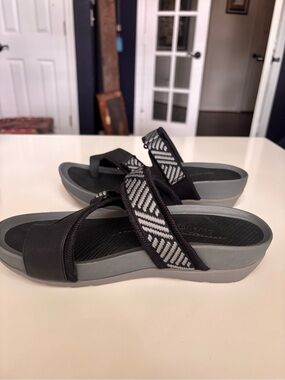 NEW BareTraps Aloha Slip-On Sandals